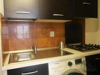 kuchyně s sporák, backsplash, černé skříňky, deformace, a pračka / sušička