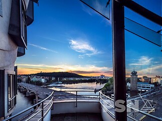 Kancelář s výhledem na Vltavu a Pražský hrad v ikonickém Tančícím domě