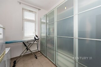 Prádelna s dlažbou, vestavěné skříně a přirozené světlo, komora ve vynikajícím stavu, ideální pro úklidové potřeby a skladování.