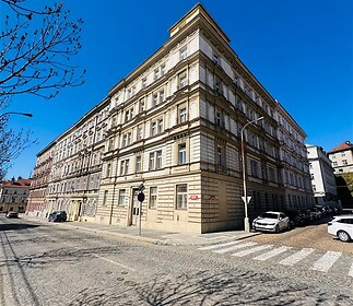 Historická budova s klasickou fasádou, rekonstruovaná v centru města, cihlová konstrukce, zachovalé architektonické detaily.