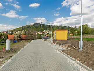 Nově vybudovaná příjezdová cesta s dlažbou, přilehlý pozemek, klidná lokalita, připraveno pro stavbu, krásný výhled na přírodu.