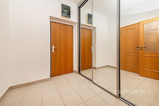 Vstupní hala s dlažbou a vestavěnými skříněmi, moderní dveře, světlý a prostorný interiér