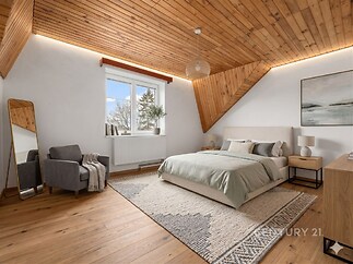 Prostorná ložnice s parketovou podlahou, dřevěným obložením a velkými okny, moderní a světlý interiér ideální pro pohodlné bydlení.