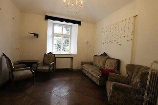 obývací pokoj s radiátor, pozoruhodný lustr, a přirozené světlo