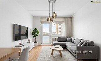 Světlý obývací pokoj, parketová podlaha, velká okna, moderní šedá sedačka, minimalistický styl.