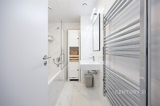 Koupelna s vanou a prostorem pro pračku a sušičku