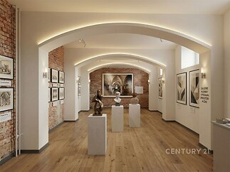 Výstavní prostor s dřevěnou podlahou, cihlovými zdmi a moderním osvětlením. Nabízí velká okna pro přirozené světlo a elegantní klenuté stropy.