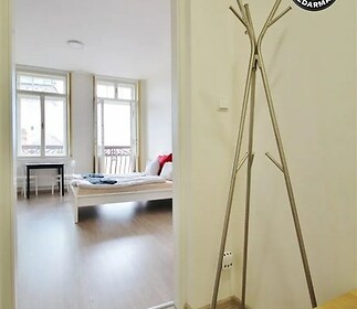 hala-chodba s přirozené světlo a dřevěná podlaha