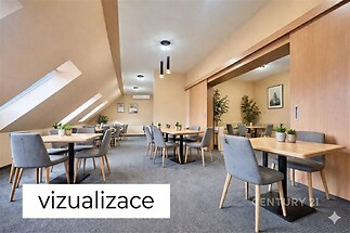 Světlá jídelna s moderním designem, vybavená dřevěnými stoly a šedými čalouněnými židlemi, nabízí střešní okna a vestavěné osvětlení.