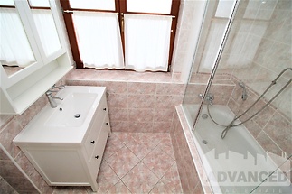 Bathroom 1 (2)