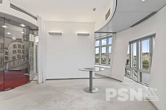 Kancelář s výhledem na Vltavu a Pražský hrad v ikonickém Tančícím domě