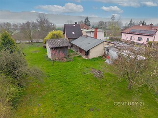 Velká zahrada u rodinného domu s terasou, několika přístavky a dostatkem zeleně nabízí možnost pro rekonstrukci a úpravy dle vlastních představ.
