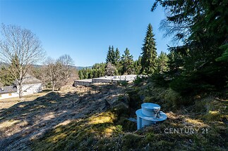 Stavební pozemek obklopený přírodou a lesy, ideální pro výstavbu rodinného domu, klidná lokalita, výhled na hory, blízkost inženýrských sítí.