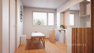 Masážní místnost s dřevěnou podlahou, velkým oknem a moderním designem, zahrnující elegantní vestavěné skříně a minimalistický styl.