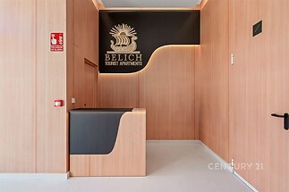 Prázdná přijímací kancelář s moderním dřevěným obložením, světlá dlažba a minimalistický design