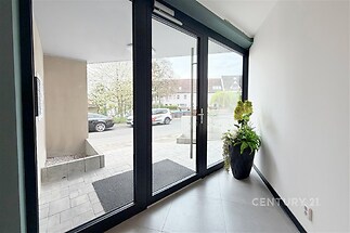 Vstupní hala se skleněnými dveřmi, dlažba, moderní design, světlé prostory, výhled do ulice.