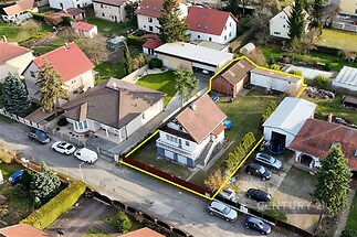 Rodinný dům s velkou zahradou, garáž, parkovací stání a cihlová fasáda. Klidná lokalita, blízkost přírody a dobrá dostupnost do centra.