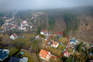 Rodinný dům s velkou zahradou, obklopený přírodou. Klidná lokalita, skvělá dostupnost, ideální pro rodinné bydlení.