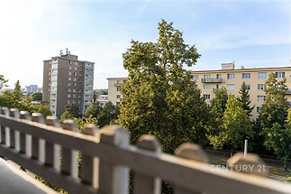 Výhled z bytu do Poděbradské ulice