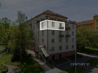 Světly byt v prvním patře s renovovanými okny, parketovou podlahou a moderním vytápěním, ideální pro rodiny hledající klidné bydlení ve městě