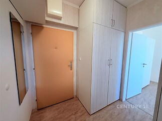 Vstupní hala s vestavěnými skříněmi, moderními dveřmi a dlažbou, nabízí praktické úložné prostory a světlý interiér.