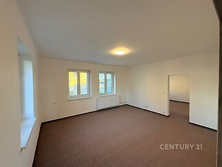 Světlý obývací pokoj, moderní styl, velká okna, kobercová podlaha, neutrální stěny, připravený k nastěhování