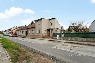 Nízkopodlažní rodinný dům s klasickou fasádou, umístěný v klidné ulici, ideální pro rekonstrukci, s možností prostorné zahrady.