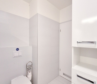 209-bathroom1c.jpg