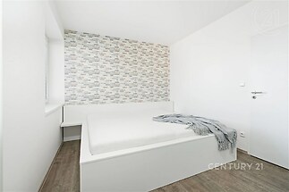 pokoj / ložnice s dřevěná podlaha