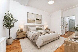 Prostorná ložnice s parketovou podlahou, moderním nábytkem a velkými okny, která propouští dostatek přirozeného světla