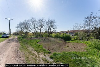 Prostorný svažitý pozemek s výhledem, ideální pro zahradničení nebo stavbu, nachází se v klidné lokalitě blízko obce, nabízí rozmanité využití