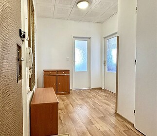 předsíň - dveře do místností v bytě