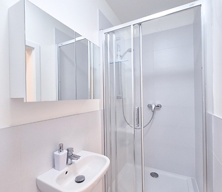 209-bathroom2b.jpg