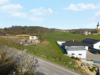 Stavební pozemek s výhledem na krajinu, slunná lokalita, klidná oblast blízko města, ideální pro stavbu rodinného domu.