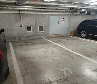 Garážové parkovací stání, betonová podlaha, osvětlené, vhodné pro osobní automobil, v bezpečném podzemním parkovišti, snadno přístupné.