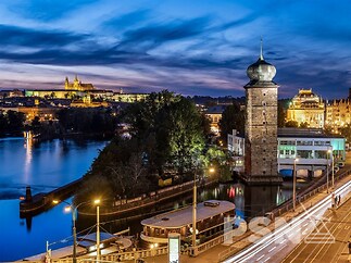 Kancelář v ikonickém Tančícím domě