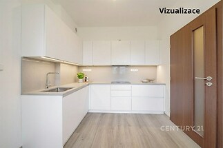 Moderní kuchyň s bílými skříňkami, parketová podlaha a vestavěné spotřebiče, světlý prostor a čistý design