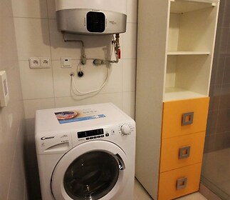 prádelna s ohřívač vody, kachličková podlaha, stěna dlaždic, a pračka / sušička