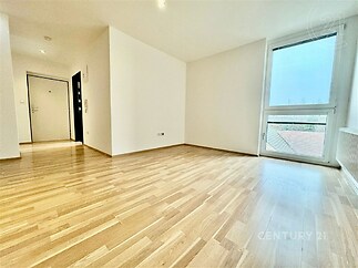 prázdná místnost s přirozeným světlem a dřevěná podlaha