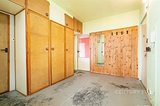 Chodba s vestavěnými skříněmi a dřevěným obložením, ideální pro úložné prostory. Byt v původním stavu vhodný k rekonstrukci.