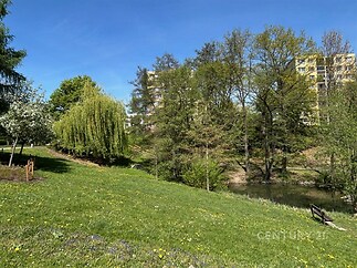 přilehlý park s vodními prvky