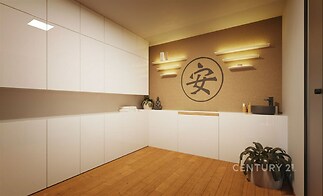 Moderní vstupní hala, dřevěná podlaha, vestavěné skříně, minimalistický design.