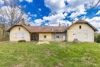 Starý venkovský dům s dřevěnou střechou, vyžadující rekonstrukci, umístěný na prostorném pozemku s trávníkem a přírodními výhledy.
