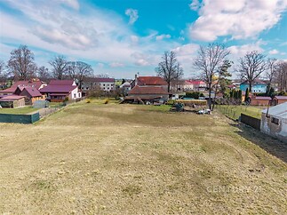 Stavební pozemek v klidné lokalitě, vhodný pro rodinný dům. Rovinatý terén, blízkost infrastruktury, ideální pro investici.