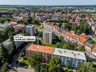 Lázně Aurora vedle domu