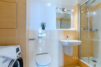 Koupelna se sprchovým koutem a WC