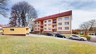 Čtyřpodlažní bytový dům s parkovacími místy před budovou, klidná lokalita, nová fasáda, udržovaná zahrada, blízkost přírody.