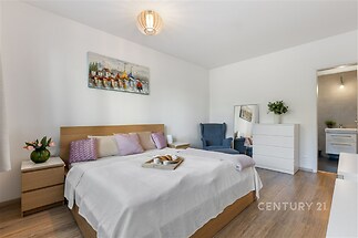 Hlavní ložnice s vlastní koupelnou s vanou a wc