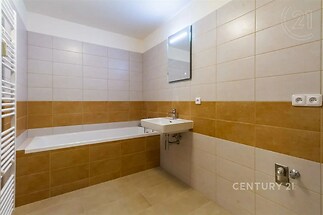 vana s vana, kachličková podlaha, stěna dlaždic, a dřez