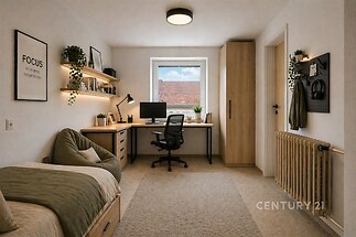 Prostorná pracovna s moderními prvky, světlá místnost s velkým psacím stolem, vestavěnými skříněmi a dřevěnými doplňky, ideální pro home office.